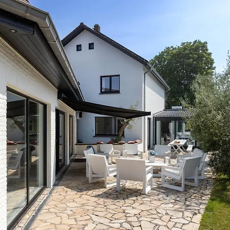 Vakantiehuis & Pool, Cleaning Included Koksijde
